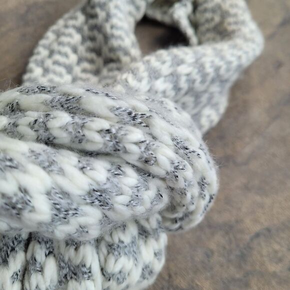 💙3 for $30💙 Universal Thread Silver/White Knit Scarf - Picture 3 of 4